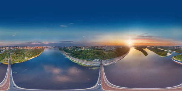 Kiev ponte vista aerea. Un ampio panorama a 360 gradi di Kiev sul ponte della metropolitana verso il parco Khreshchaty e il Kiev-Pechersk Lavra — Foto Stock