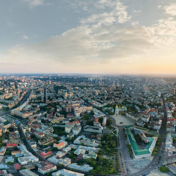 Panorama del centro de la ciudad de Kiev al atardecer. Vista de la Catedral de Santa Sofía — Foto de Stock
