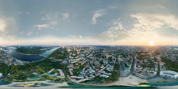 Um grande panorama de 360 graus em alta resolução do centro da cidade de Kiev ao pôr do sol . — Fotografia de Stock