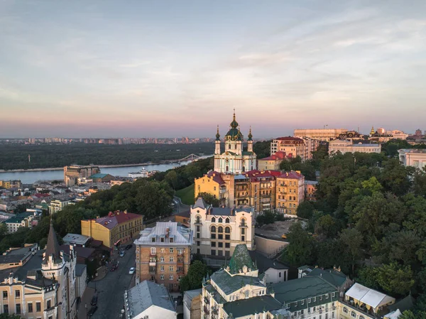 Panorama över staden av Kiev med utsikt över floden Dnjepr, historiska och industriella distrikten staden och vänstra stranden — Stockfoto