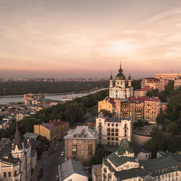 Kiev városát panoráma kilátással a Dnyeper-folyó partján, a történelmi és ipari kerületek a város és a bal parton — Stock Fotó