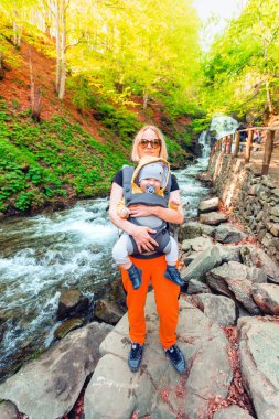 Bir sırt çantası içinde bir bebekle yolculuk hiking anneler.