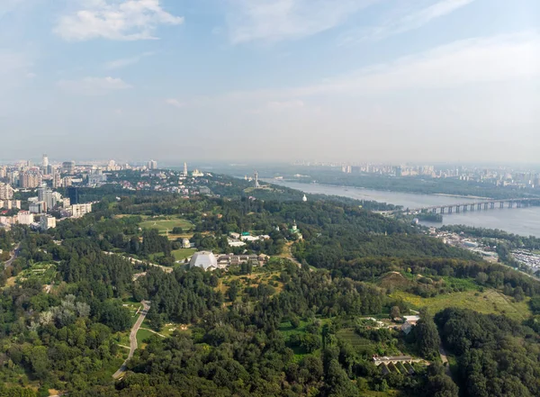 Havadan görünümü Panorama Kiev şehir yukarıda Ulusal Botanik Bahçesi — Stok fotoğraf