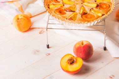 Badem krem Şeftalili pasta