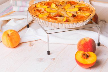 Badem krem Şeftalili pasta