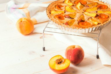 Badem krem Şeftalili pasta