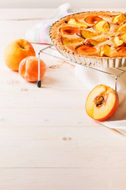 Badem krem Şeftalili pasta