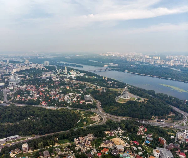 Flygfoto Panorama av Kiev city ovan National Botanical Garden — Stockfoto