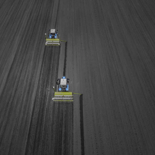 Mavi Traktör Havadan Görünümü Alan Earth Kara Toprağı Çerçevede Bir — Stok fotoğraf