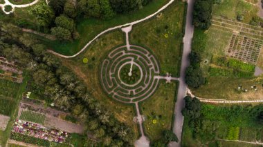 Botanik Bahçesi mm Grishka sonra Kiev, Ukrayna adında güzel bir yeşil labirentte