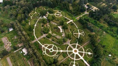 Botanik Bahçesi mm Grishka sonra Kiev, Ukrayna adında güzel bir yeşil labirentte