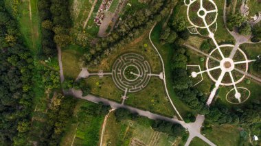 Botanik Bahçesi mm Grishka sonra Kiev, Ukrayna adında güzel bir yeşil labirentte