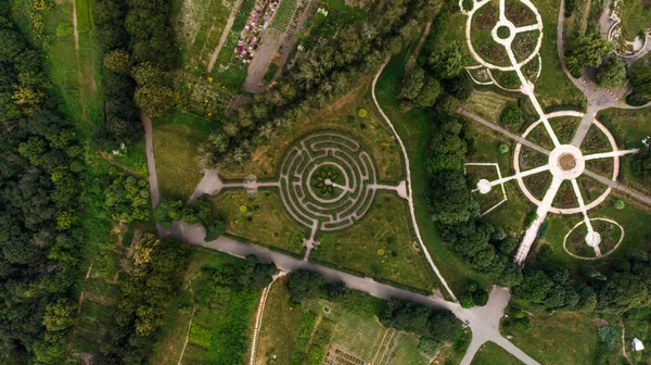 Botanik Bahçesi mm Grishka sonra Kiev, Ukrayna adında güzel bir yeşil labirentte