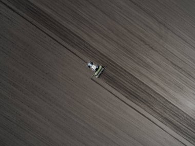 Parlak mavi traktör kara toprağı çerçevede bir yere sürme. Üstten görünüm