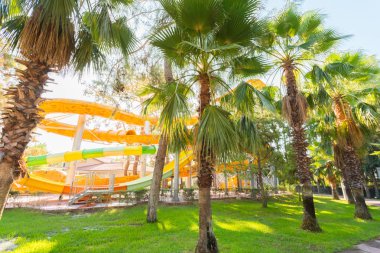 Su kaydırağı mavi gökyüzü