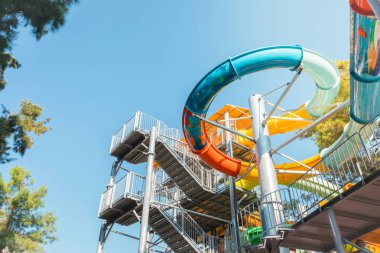 Su kaydırağı mavi gökyüzü