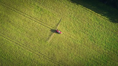 Tarım Makinaları alanında. Traktör bir püskürtücü ile. Havadan görünümü