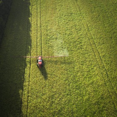 Tarım Makinaları alanında. Traktör bir püskürtücü ile. Havadan görünümü