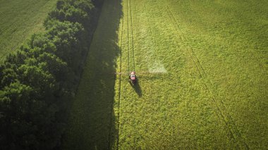 Tarım Makinaları alanında. Traktör bir püskürtücü ile. Havadan görünümü