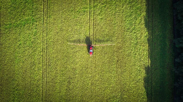 Tarım Makinaları alanında. Traktör bir püskürtücü ile. Havadan görünümü