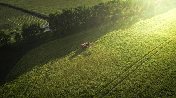 Macchine agricole sul campo. Trattore con spruzzatore. Vista aerea — Foto Stock