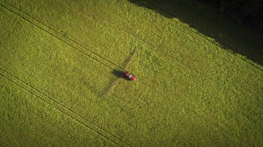 Tarım Makinaları alanında. Traktör bir püskürtücü ile. Havadan görünümü