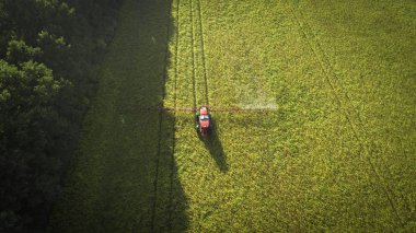 Tarım Makinaları alanında. Traktör bir püskürtücü ile. Havadan görünümü