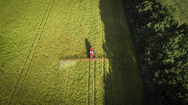 Tarım Makinaları alanında. Traktör bir püskürtücü ile. Havadan görünümü