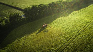 Tarım Makinaları alanında. Traktör bir püskürtücü ile. Havadan görünümü