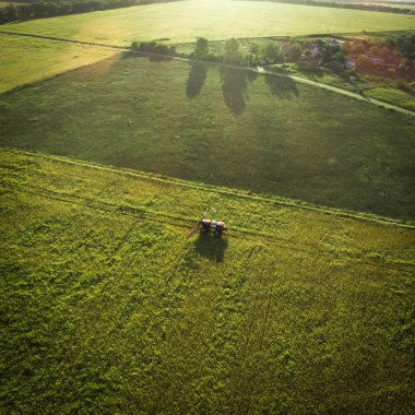 Tarım Makinaları alanında. Traktör bir püskürtücü ile. Havadan görünümü
