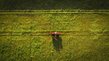 Tarım Makinaları alanında. Traktör bir püskürtücü ile. Havadan görünümü
