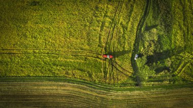 Tarım Makinaları alanında. Traktör bir püskürtücü ile. Havadan görünümü
