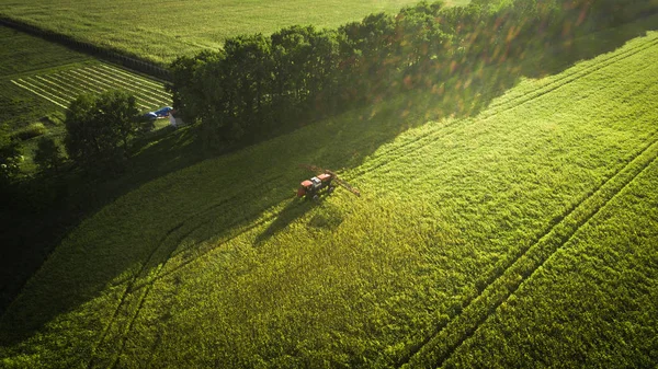 Tarım Makinaları alanında. Traktör bir püskürtücü ile. Havadan görünümü