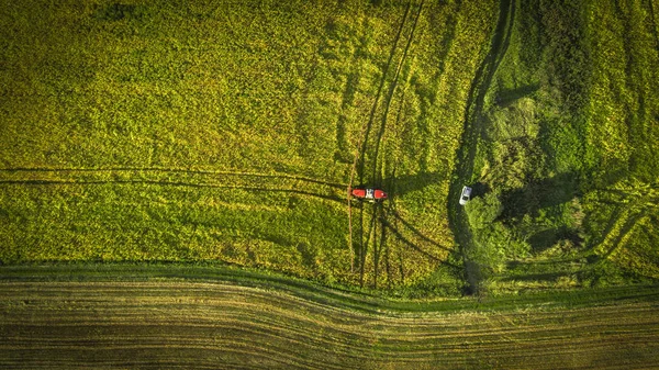 Tarım Makinaları alanında. Traktör bir püskürtücü ile. Havadan görünümü