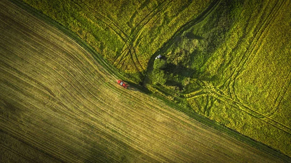 Maquinaria agrícola en el campo. Tractor con pulverizador. Vista aérea — Foto de Stock