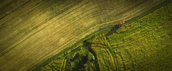 Tarım Makinaları alanında. Traktör bir püskürtücü ile. Havadan görünümü