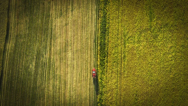 Maszyny rolnicze w polu. Traktor ze spryskiwaczem. Widok z lotu ptaka — Zdjęcie stockowe