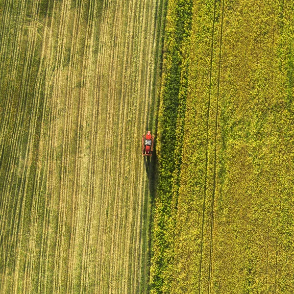 Zemědělské stroje v terénu. Traktor s rozprašovačem. Letecký pohled — Stock fotografie