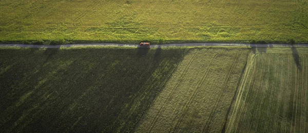 Landmaschinen im Einsatz. Traktor mit Sprüher. Luftbild — Stockfoto