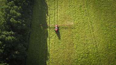 Tarım Makinaları alanında. Traktör bir püskürtücü ile. Havadan görünümü