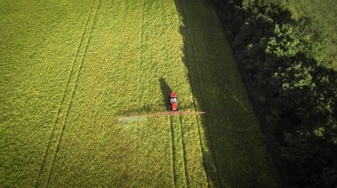 Tarım Makinaları alanında. Traktör bir püskürtücü ile. Havadan görünümü