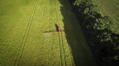 Tarım Makinaları alanında. Traktör bir püskürtücü ile. Havadan görünümü
