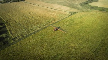 Tarım Makinaları alanında. Traktör bir püskürtücü ile. Havadan görünümü