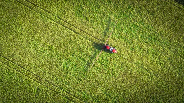 Tarım Makinaları alanında. Traktör bir püskürtücü ile. Havadan görünümü — Stok fotoğraf