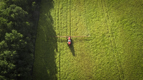 Macchine agricole sul campo. Trattore con spruzzatore. Vista aerea — Foto Stock