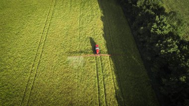 Tarım Makinaları alanında. Traktör bir püskürtücü ile. Havadan görünümü