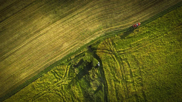 Landmaschinen im Einsatz. Traktor mit Sprüher. Luftbild — Stockfoto