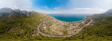 Havadan görünümü Kemer, Türkiye'nin köyü yakınlarında deniz ve dağ manzara Panoraması