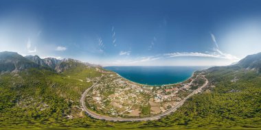 Kemer, Türkiye'nin köyü yakınlarında bir yılan gibi yol ile deniz ve dağ manzara Panoraması. Havadan görünümü