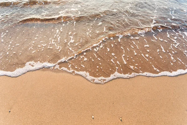 Ondas azuis na areia — Fotografia de Stock